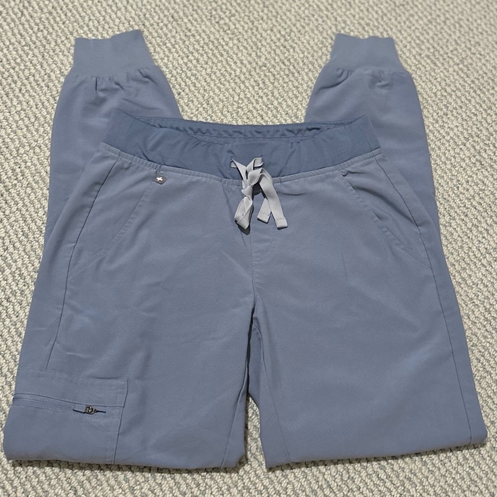 FIGS Scrubs Zamora Jogger Scrub Pants in Vapor Blue Space Dye
size xs